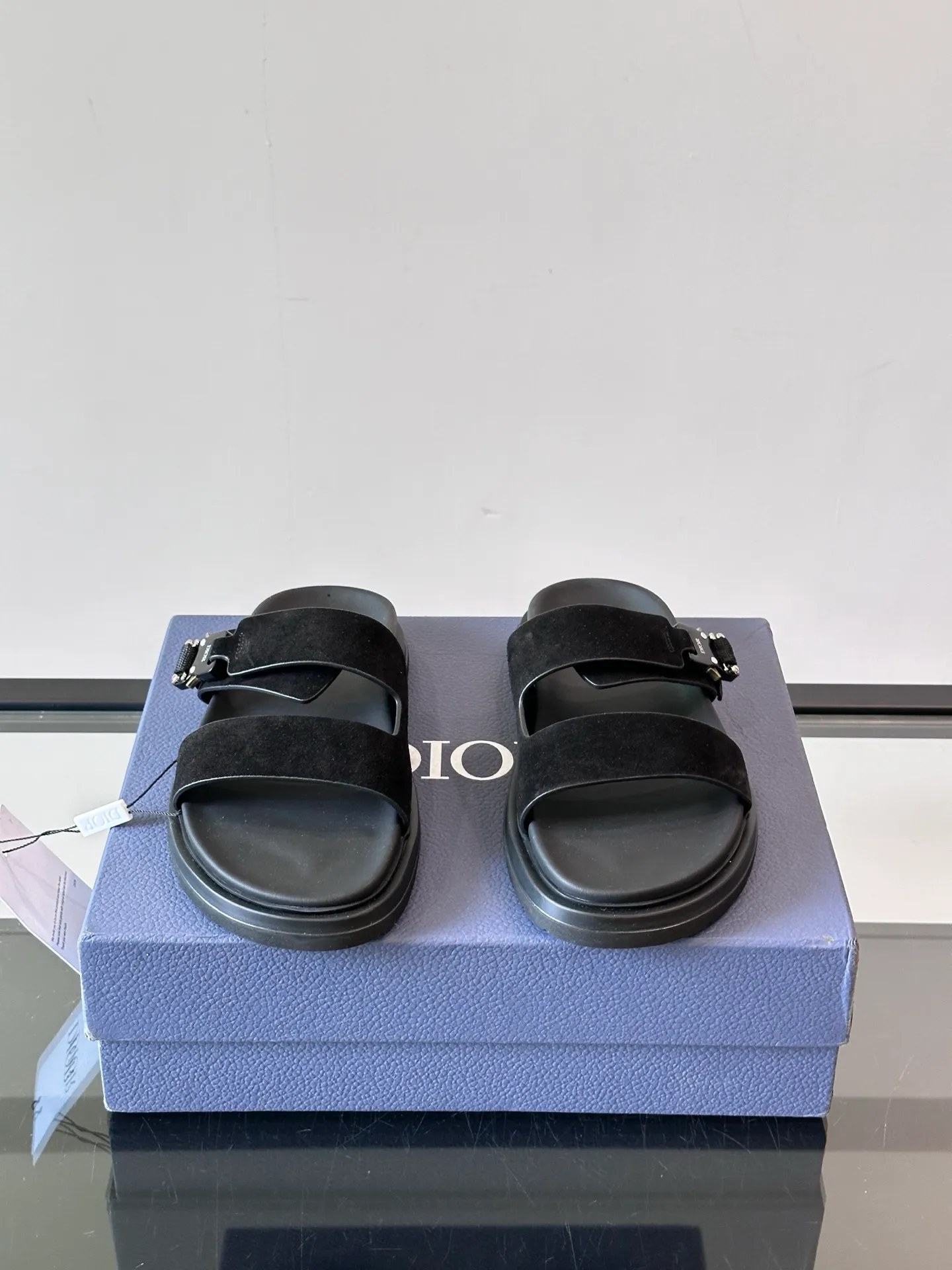 Factory price: 300💰Dior Aqua men's sandals and slippers. Showcasing Dior haute couture design. The Dior gray suede strap is accented with an aluminum Dior buckle for added style. Paired with a comfortable tonal notch sole, they pair easily with shorts or jeans for a sophisticated look. Main body: suede cow leather, technical fabric lining: cow leather, with adjustable straps, aluminum Dior buckle, Dior gray EVA insole, tonal notch rubber outsole splicing structure👌👌 size: 38-44 (45.46 customized)